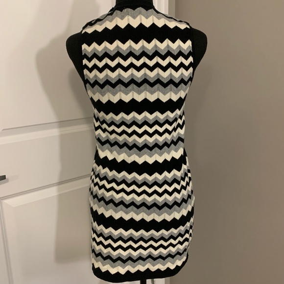 Sleeveless Geometric Print Knit Top - Picture 8 of 11